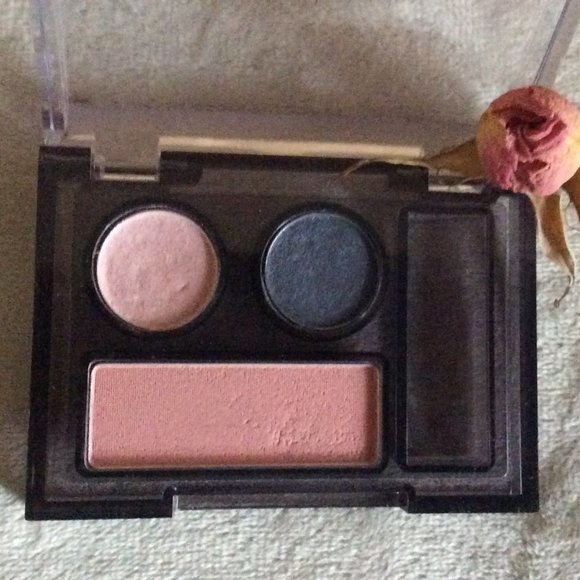 2 Elizabeth Arden Mini eye shadow and blush palettes - Picture 4 of 4